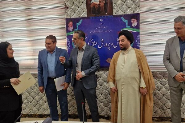 تقدیر از دانش‌آموز نخبه پژوهش‌سرای کاوش در شورای آموزش و پرورش کهریزک