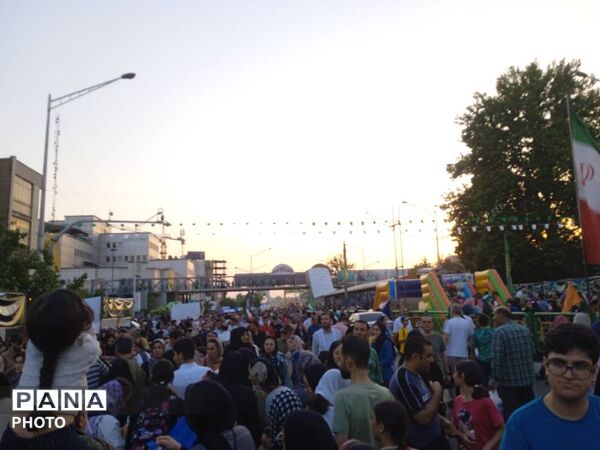  جشن بزرگ مردم در مهمانی ۱۰ کیلومتری