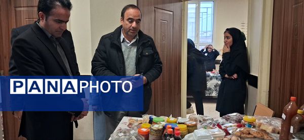 بازدید معاون توسعه و پشتیبانی آموزش و پرورش خلیل آباد از بازارچه کار آفرینی جوانه های انقلاب