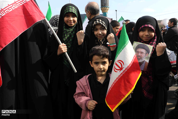 حضور وزیر آموزش و پرورش در مراسم تشییع پیکرهای مطهر ۸۴ شهید قهرمان ناوشکن دنا 