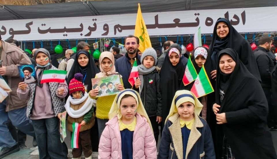 اسقبال نوجوانان از غرفه تعلیم و تربیت کودک در یوم‌الله ۲۲‌ بهمن 