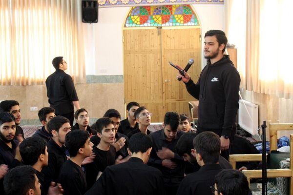 عزاداری دانش‌آموزان برای حضرت زهرا (س) در کنار مزار شهید گمنام