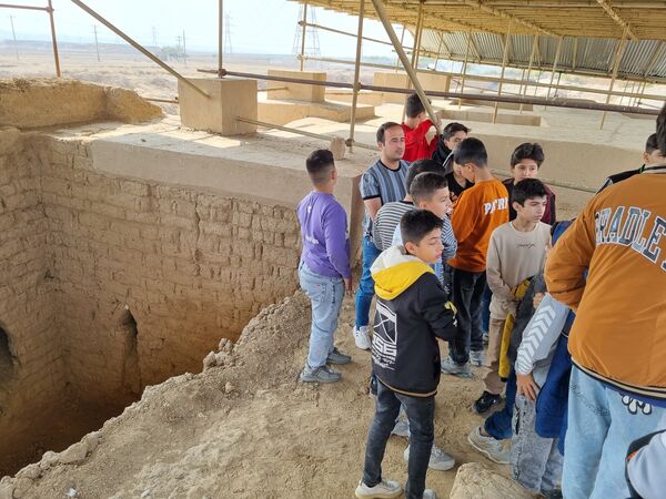 بازدید دانش‌آموزان دبیرستان نمونه دولتی پژوهش آشخانه از محوطه تاریخی ریوی