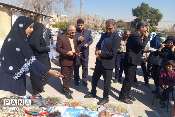 بازارچه دست‌سازه‌های کارو‌فناوری و غرفه‌ بومی محلی در دبیرستان شاهد ۱۶