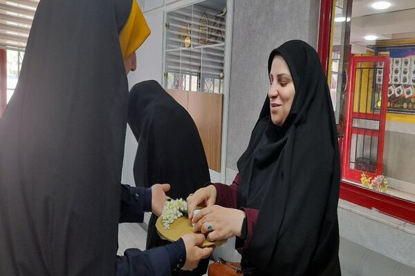 مراسم تجلیل از همیار معلم‌های نمونه دبیرستان آرمیتا مصلی نژاد