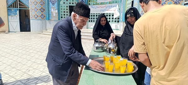 توزیع شربت و شیرینی به مناسبت میلاد پیامبر اسلام (ص) 