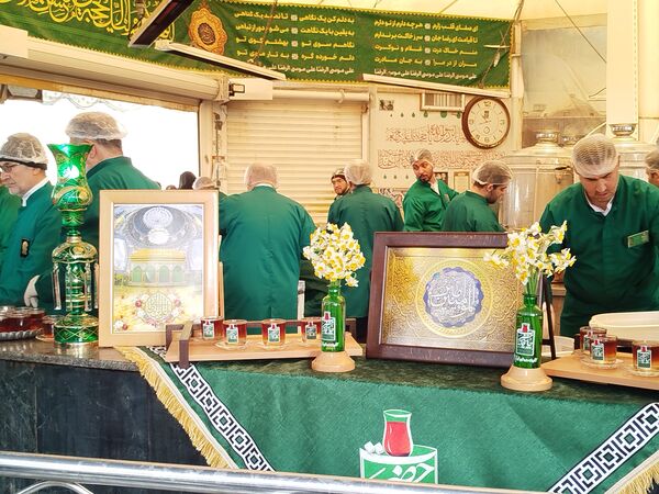 عطر خدمت عاشقانه در چایخانه حضرت رضا(ع)