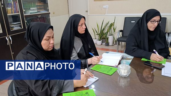 جلسه توجیهی مدیران هنرستان دخترانه با موضوع آزمون غربالگردی