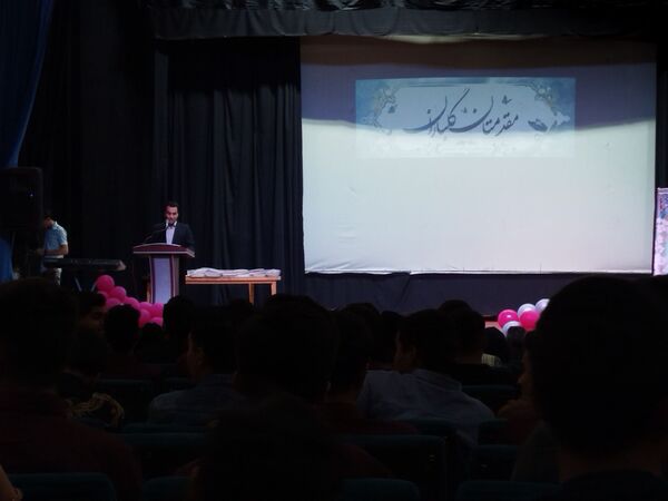 جشن پایان سال تحصیلی در دبیرستان نمونه دولتی آیت الله خامنه ای کاشمر