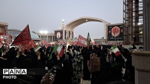 وداع پرشور نوجوانان با آقای شهید ایران 