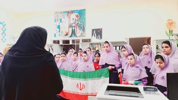 جشن دهه فجر با نقاشی‌های خلاقانه دانش‌آموزان پایه پنجم در کانون پرورشی تفت