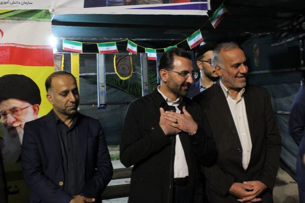 بازدید قائم‌مقام سازمان دانش‌آموزی از غرفه شهدای دانش‌آموز ورامین