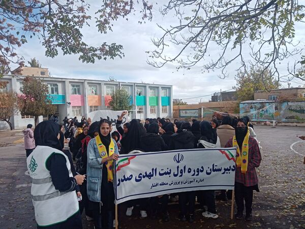دانش‌آموزان شهر گرماب در راهپیمایی 13 آبان