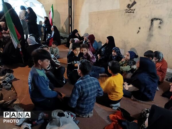 پنجاه و دو شب  در میدان پای کار ایران