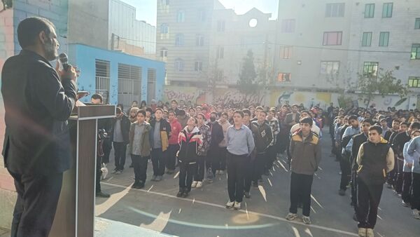 نواختن زنگ قانون اساسی در مدرسه فرنو