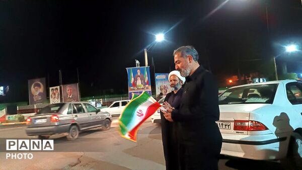 توزیع پرچم جمهوری اسلامی ایران و پوستر امام شهید در کاشمر 