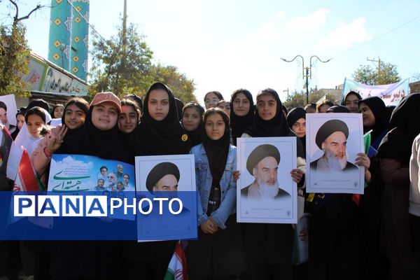 جوشش حماسه در گام های کوچک دانش آموزان امروز سفیران فردا