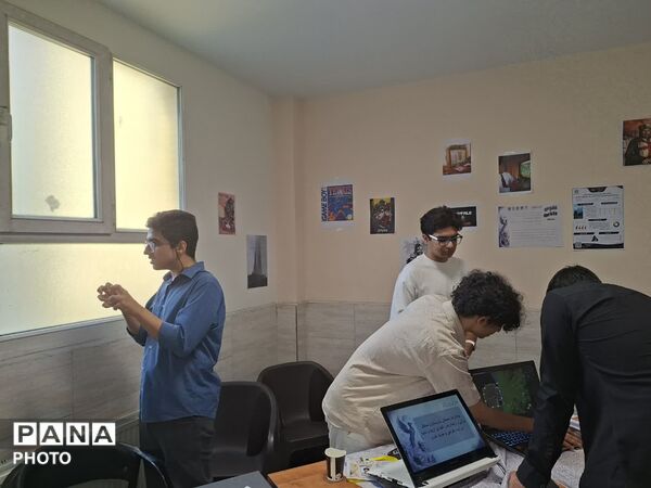 نمایشگاه ققنوس دانایی در دبیرستان علامه حلی ۵ برگزار شد