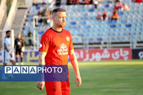 برد شیرین تراکتور در خانه مقابل آلمینیوم اراک