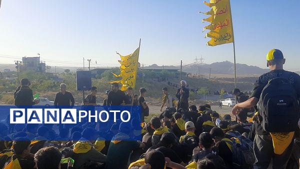  کاروان زائرین پیاده دانش‌آموزی در نیشابور