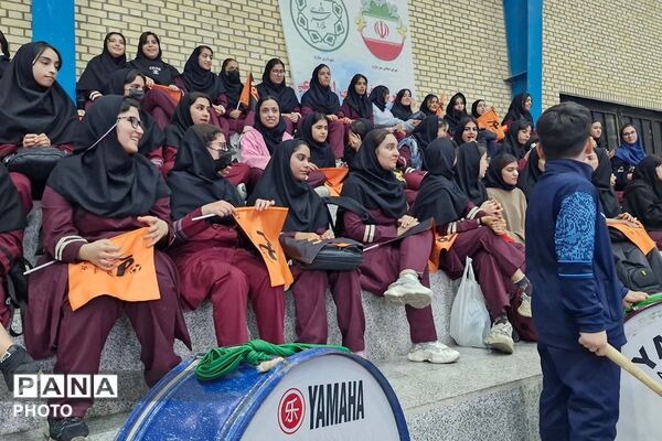 حضور پرشور دانش‌آموزان هنرستان کبری زرگران ملارد در مسابقات لیگ برتر فوتسال بانوان