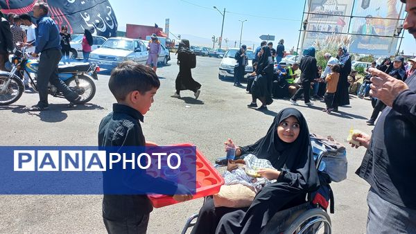 حضور زائران پیاده در جاده غدیر مشهد به نیشابور