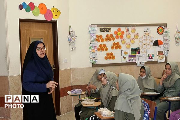 ارزیابی معلمان و انتخاب معلم نمونه در مدرسه دخترانه عارفین