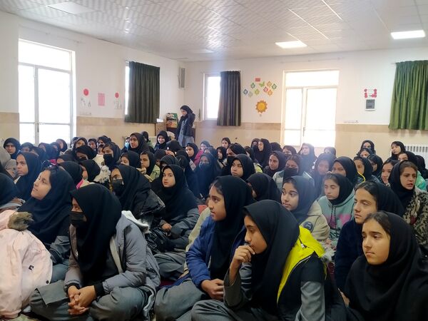 کارگاه آشنایی با فضای مجازی در دبیرستان دخترانه امید 