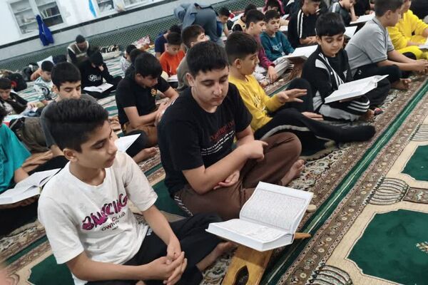 اعتکاف دانش آموزی در مسجد حضرت ابوالفضل قیامدشت