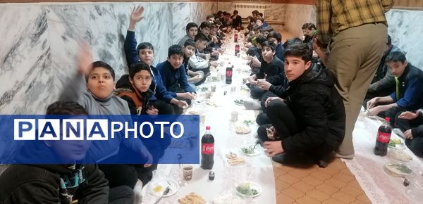 ضیافت ساده اما آسمانی به همت مسئولین دبیرستان سرآمد ناصر ناحیه ٧ مشهد برگزار شد