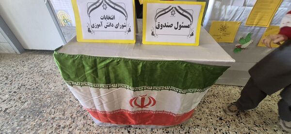 انتخابات شورای دانش آموزی در دبیرستان دخترانه امید 