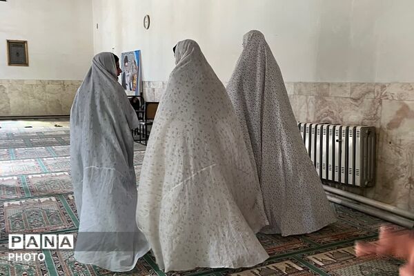 تصویر بندگی دانش‌آموزان در ماه خدا