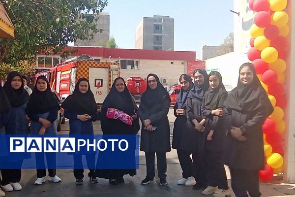 قدردانی دانش‌آموزان ورامینی از آتش‌نشانان در روز ملی آتش‌نشانی
