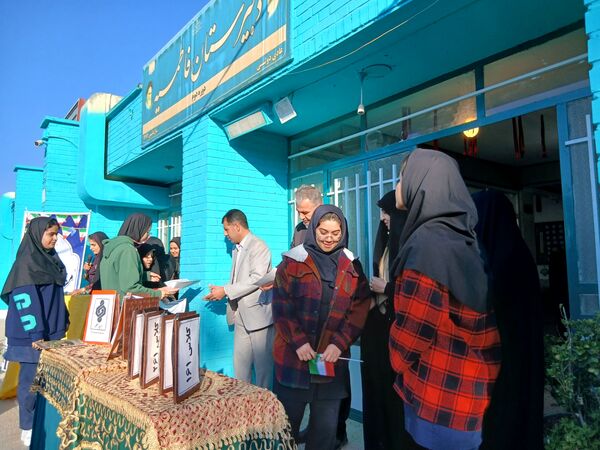 تجلیل از همیاران معلم در دبیرستان فاطمیه