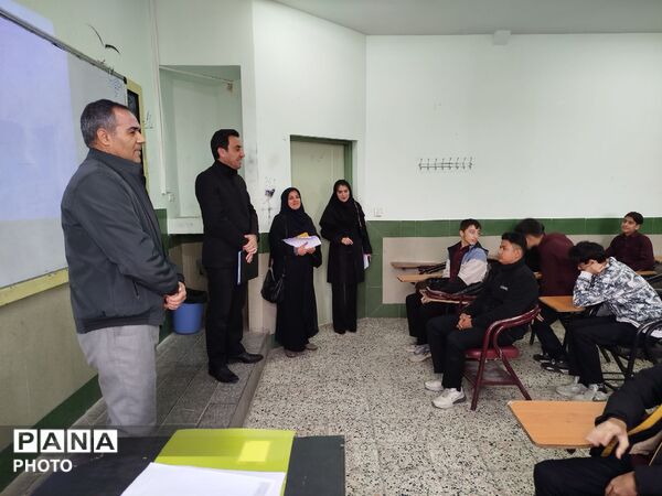 فرایند بررسی عملکرد معلمان منتخب دبیرستان نمونه آیت الله خامنه ای