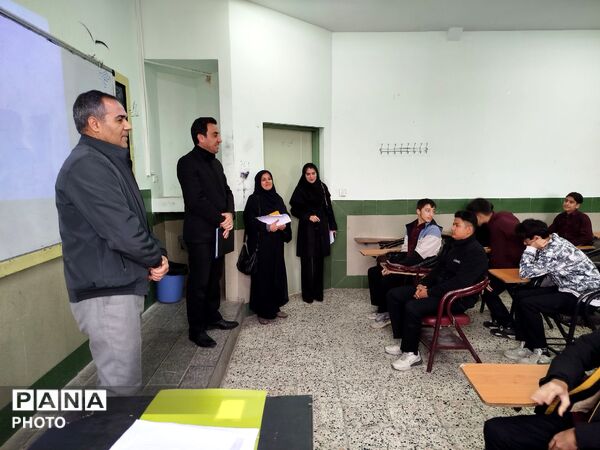 فرایند بررسی عملکرد معلمان منتخب دبیرستان نمونه آیت الله خامنه ای