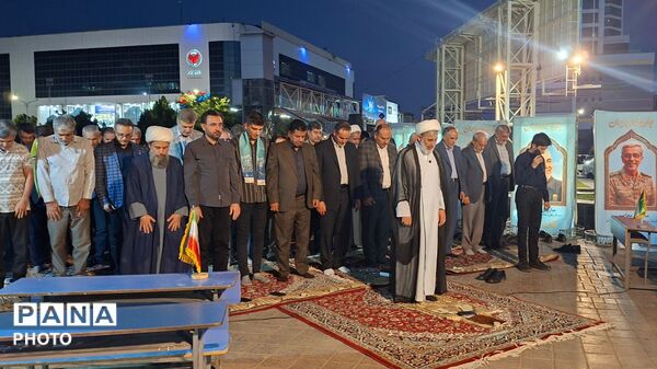 نماز جماعت در میدان جانباز مشهد با حضور وزیر آموزش و پرورش