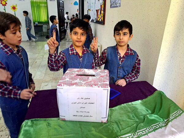 انتخابات شورای دانش‌آموزی در دبستان مبتکران ناحیه ۷