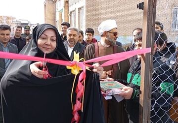 افتتاح چمن مصنوعی در دبیرستان توحید دهگلان به مناسبت دهه فجر