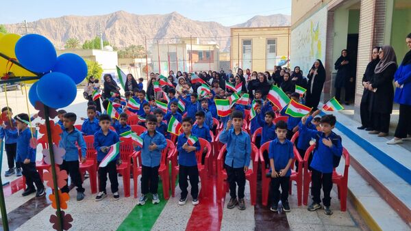 نواختن زنگ مهر، جشن شکوفه‌ها در حاجی‌آباد