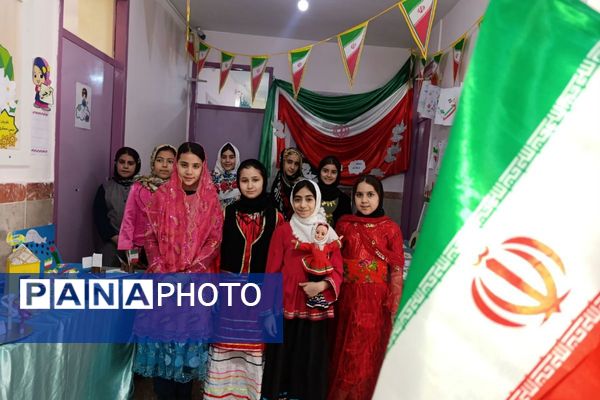 نمایشگاه آثار هنری دانش‌آموزان در دبستان نرجس بهارستان‌دو