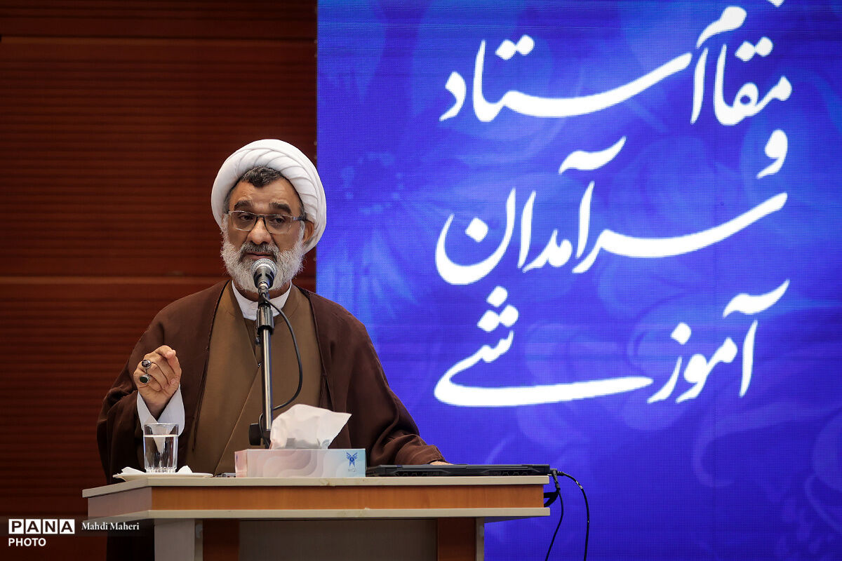 خسروپناه: هر استاد، چراغی برای زیست مؤمنانه و وطن‌خواهانه
