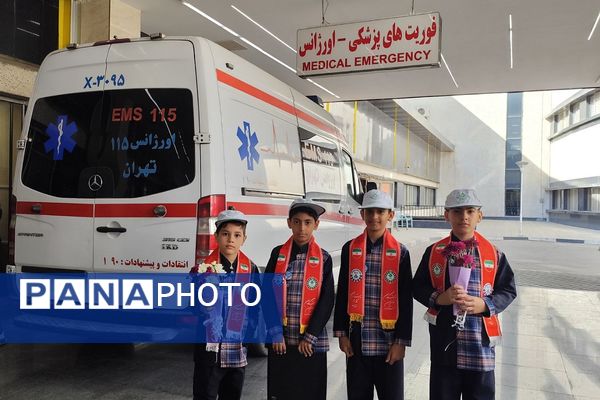 حضور دانش‌آموزان دبستان شهید قلنبر به مناسبت روز پرستار در بیمارستان فیروزآبادی شهرری 