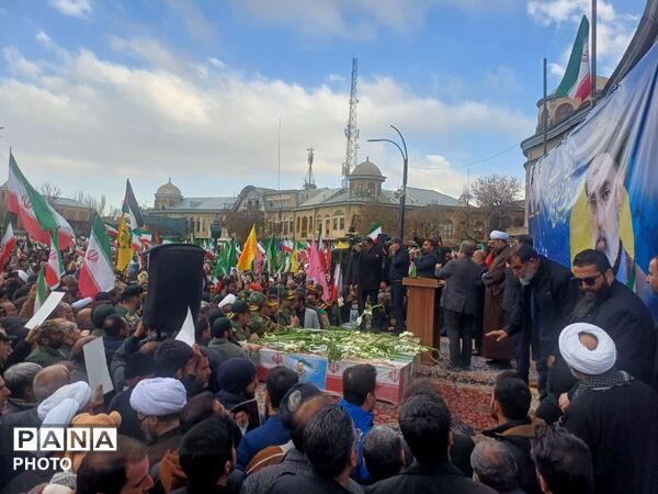 اجتماع باشکوه بیعت با رهبر انقلاب و مراسم تشییع شهیدان در میدان امام خمینی(ره)