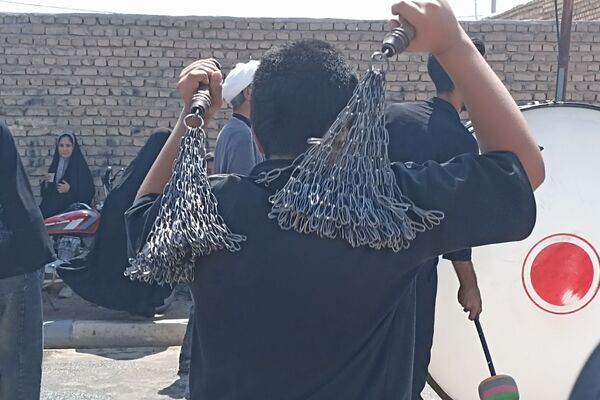 از کودکان تا بزرگسالان؛ زنجیر پیوند دل‌ها در روز عاشورا در روستای سرحوضک کاشمر