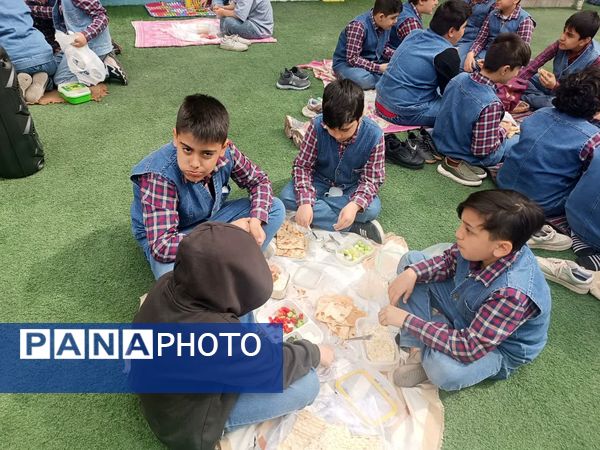 هوای پاک و  صبحانه ی سالم  در دبستان مبتکران ۳