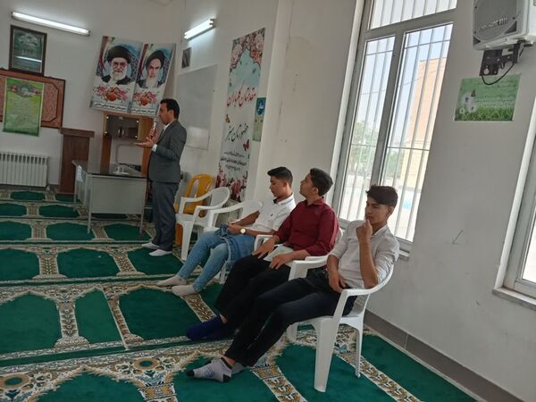 حضور جمعی از اعضای دبیرستان نمونه آیت‌الله خامنه‌ای در مدرسه نمونه دانش