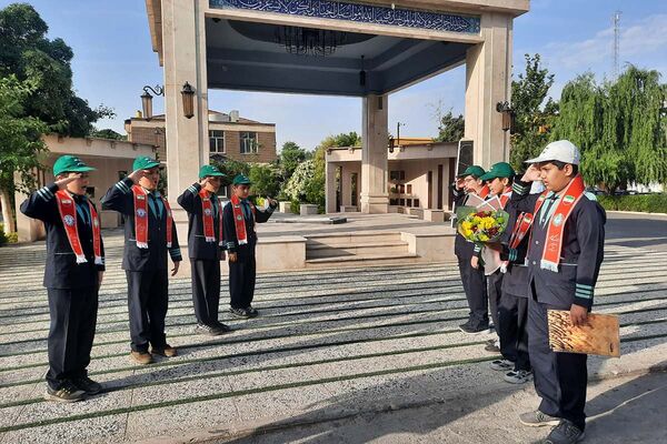 استقبال دانش‌آموزان پیشتاز از فرمانده سپاه استان تهران در اداره کل آموزش و پرورش شهرستانهای تهران