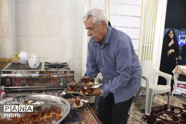 روضه‌خوانی کنار ریل قطار یزد؛ آیینی متفاوت در مسیر عبور شهروندان