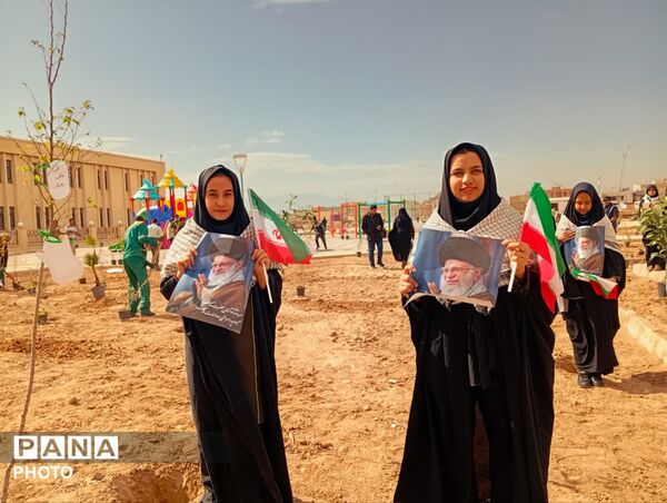 دانش‌آموزان دبیرستان عفت در کاشت ۱۰۰۰ درخت شریک شدند